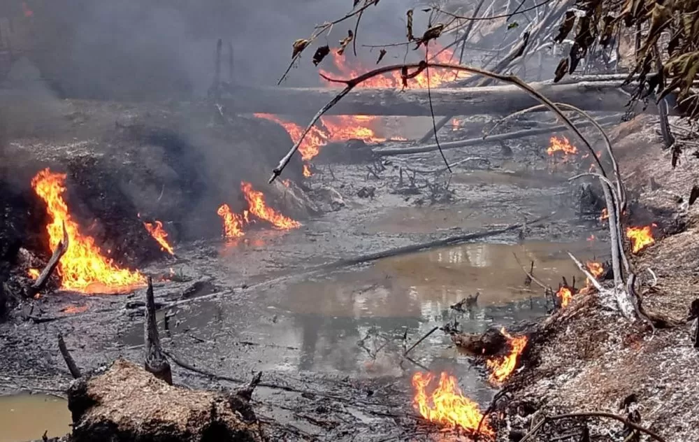 Kebakaran kolam tampungan minyak ilegal di areal PT AAS.  
