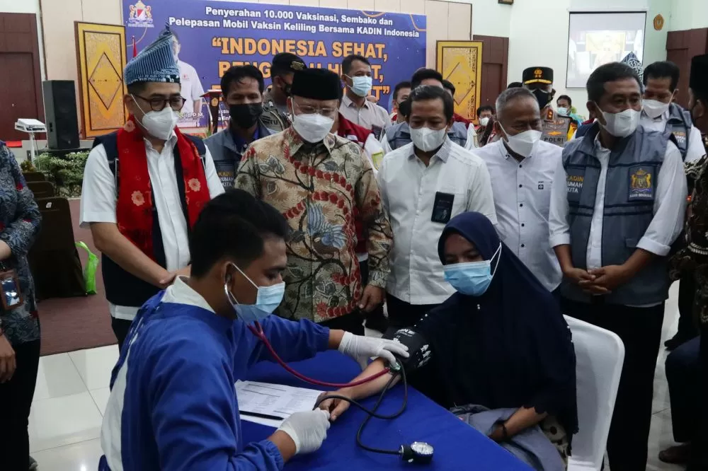 Ketua Umum KADIN Indonesia Arsjad Rasjid (kiri) bersama Gubernur Bengkulu Rohidin Mersyah (kanan) meninjau vaksinasi di Gedung Serba Guna Poltekes Kemenkes, Bengkulu, Minggu ( 26/09/2021). KADIN Indonesia menyerahkan bantuan 10.000 vaksin, sembako, serta dua unit mobil vaksin keliling untuk menyukseskan penanganan Covid-19 di Bengkulu
