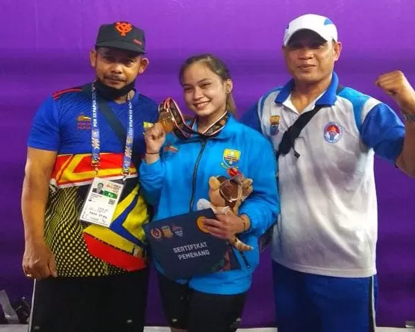 Juliana Klarisa yang turun di kelas 55 Kg putri, berhasil meraih medali emas setelah mengungguli lima lifter lainnya.