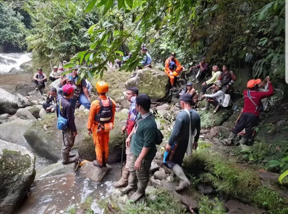 Tim SAR gabungan melakukan pencarian terhadap staf FFI yang dilaporkan hilang di Sungai Langkap, Desa Renah Kemumu, Kecamatan Jangkat, Kabupaten Merangin, Jambi