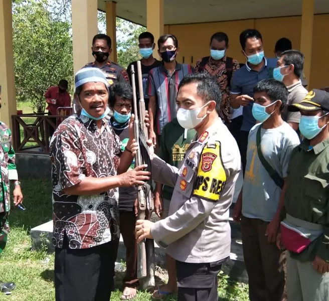 Perwakilan Orang Rimba menyerahkan senjata api rakitan kepada Kapolres Sarolangun AKBP Sugeng Wahyudiono