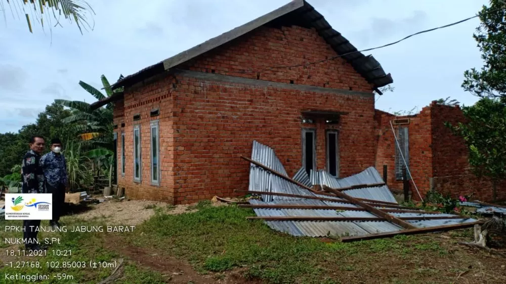 Rumah warga Lubuk Kambing, Kecamatan Renah Mendaluh, Kabupaten Tanjabbar rusak akibat diterjang puting beliung, Rabu (17/11)