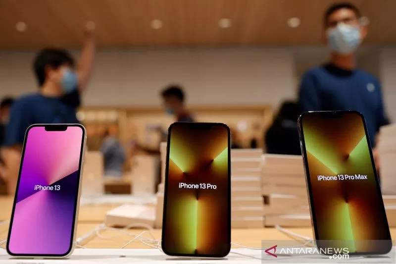 Model iPhone 13 series dipajang pada hari pertama penjualan iPhone 13 series di Apple Store Beijing, China
