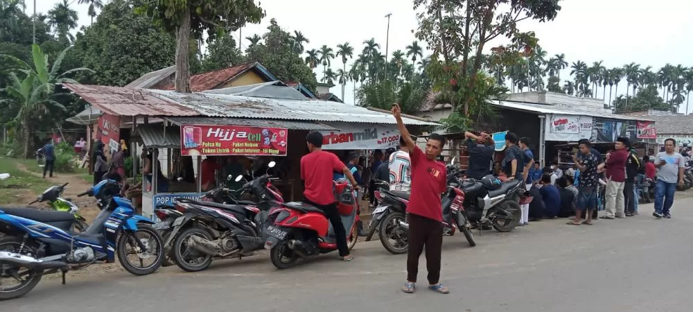 Suasana di lokasi seorang pria gantung diri di RT 10 Kelurahan Paritculum 1, Kecamatan Muarasabak Barat, Kabupaten Tanjabtim, Jumat (19/11)