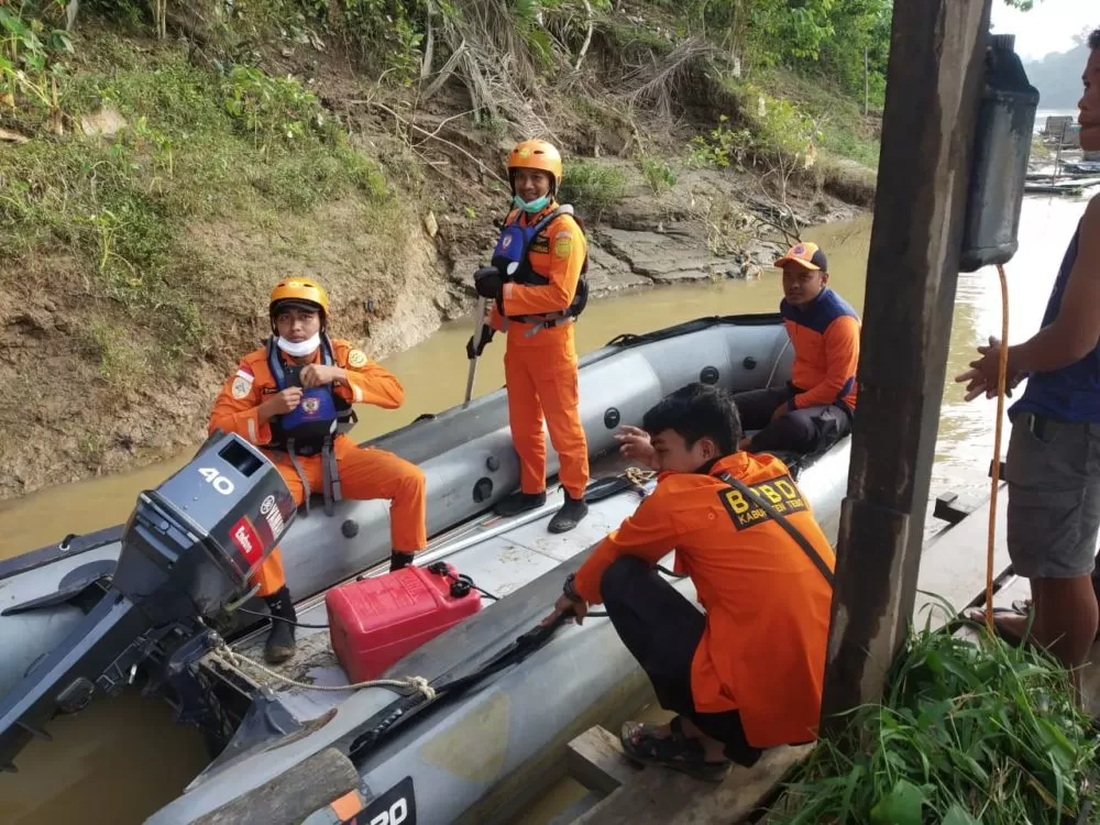 Tim SAR mencari korban tenggelam di Sungai Batang Tebo, tepatnya di Desa Penapalan, Kecamatan Tengah Ilir, Kabupaten Tebo, Rabu (24/11)