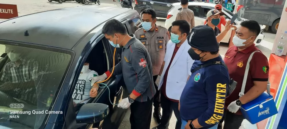 Salah satu pengemudi yang mendapat suntikan vaksin ketika melintas di SPBU di Kabupaten Sarolangun
