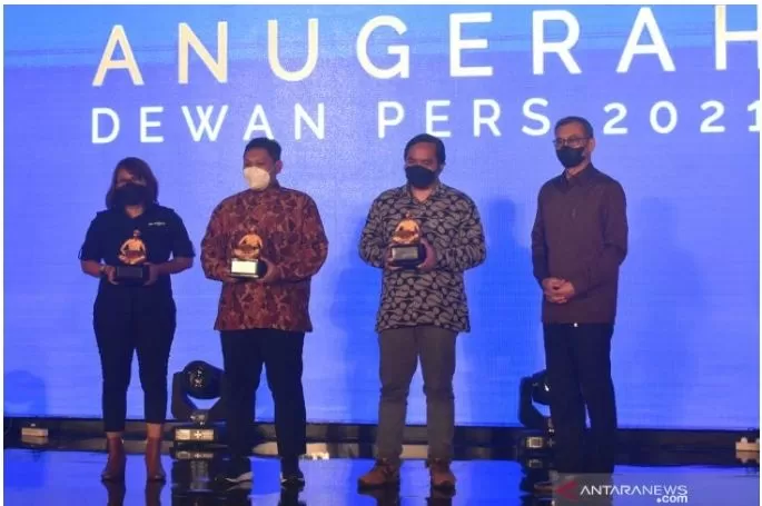 Direktur Utama LKBN ANTARA Meidyatama Suryodiningrat (kanan) menyerahkan trofi kepada pemenang Anugerah Dewan Pers 2021 di Jakarta, Kamis (8/12/2021)