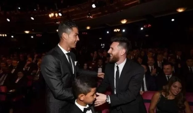 Lionel Messi (kanan) dan Cristiano Ronaldo. 