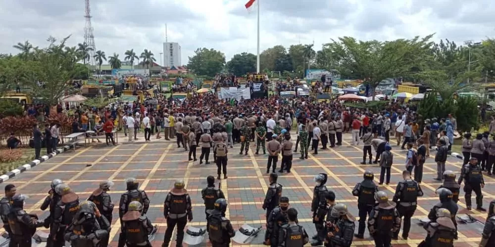 Sopir angkutan batubara menggelae aksi demo di kantor Gubernur Jambi, Senin (13/12)