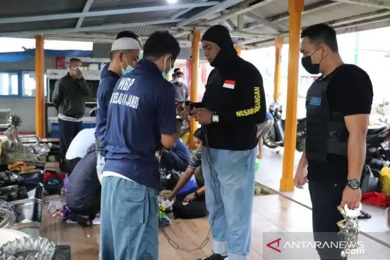 Proses persiapan pemindahaan narapidana atau warga binaan Lapas Klas IIA Jambi ke Lapas Narkotika di Kabupaten Tanjungjabung Timur, Jambi