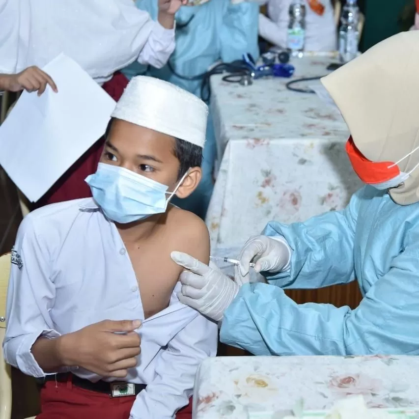 Vaksinasi pertama untuk anak Sekolah Dasar (SD) usia 6-11 tahun di Kota Jambi dimulai