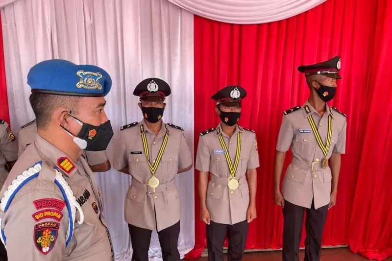 Tiga pemuda Suku Anak Dalam Jambi dilantik jadi Bintara Polri baru di SPN Jambi, Rabu (22/12)