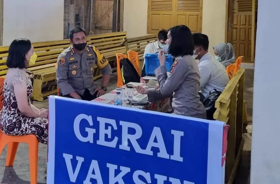 Kapolres Muaro Jambi AKBP Yuyan Priatmaja saat memantau pelaksanaan vaksinasi di Gereja GPIB Mestong.