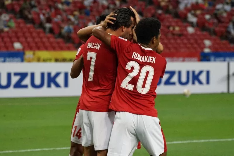 Para pemain Indonesia merayakan gol Ezra Walian ke gawang Singapura pada laga leg kedua semifinal Piala AFF 2020 di Stadion Nasional, Singapura, Sabtu (25/12/2021). Indonesia memenangkan pertandingan tersebut dengan skor 4-2 dan berhak melaju ke final