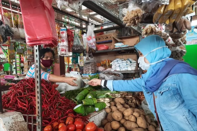 Transaksi jual beli pedagang di Pasar Tradisional Angsoduo, Kota Jambi. Akhir tahun 2021 Provinsi Jambi mengalami inflasi sebesar 0,48 persen