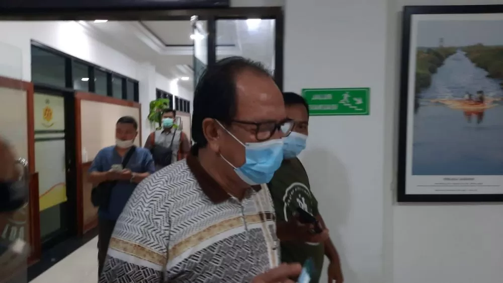 Pengusaha Joe Fandy Yoesman alias Asiang meninggalkan gedung Mapolda Jambi usai diperiksa penyidik KPK, Jumat (7/1/2022)