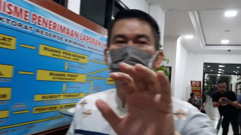 Endria Putra usai diperiksa penyidik KPK di gedung Mapolda Jambi, Jumat (7/1/2021)