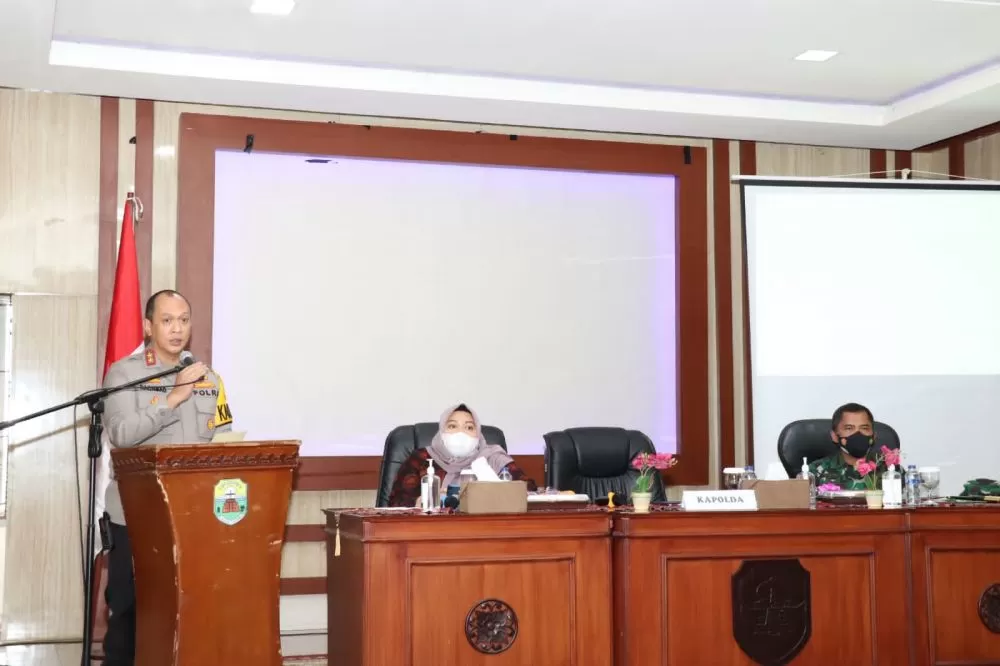 Kapolda Jambi Irjen Pol A. Rachmad Wibowo memberikan sambutan salam rapat koorsinasi percepatan vaksinasi bersama bupati dan Forkopimda Kabupaten Muarojambi, Selasa (11/1/2022)