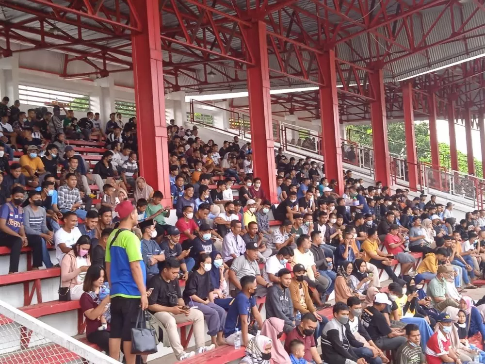 Sejumlah penonton pertandingan sepakbola Gubernur Cup 2022 di Stadion Trilomba Juang, Kota Jambi terlihat tidak menggunakan masker