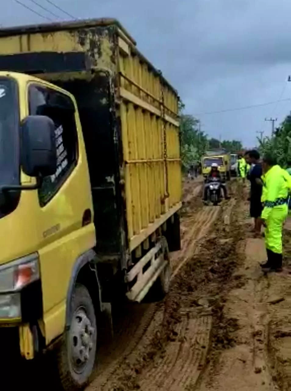 Anggota Satlantas Polres Tanjabtim mengatur lalu lintas kendaraan yang melintasi jalan rusak di Desa Siau Dalam, Kelurahan Muarasabak Ulu, Kecamatan Muarasabak Timur, Rabu (12/1/2022)