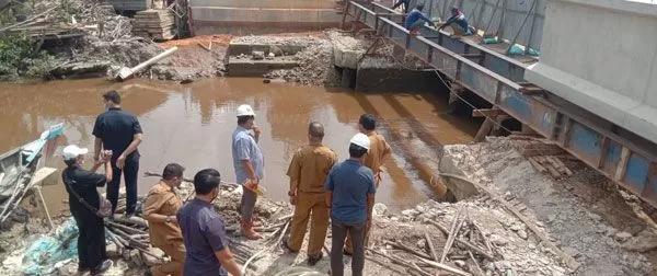 Wabup Tanjab Barat Hairan meninjau lokasi pembangunan jembatan Parit Gompong yang bermasalah, September 2021