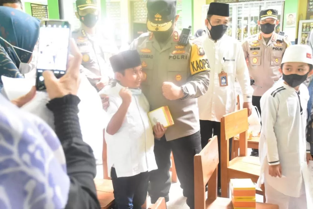Kapolda Jambi Irjen Pol Albertus Rachmad Wibowo memberikan semangat kepada salah seorang anak peserta vaksimasi Covid-19
