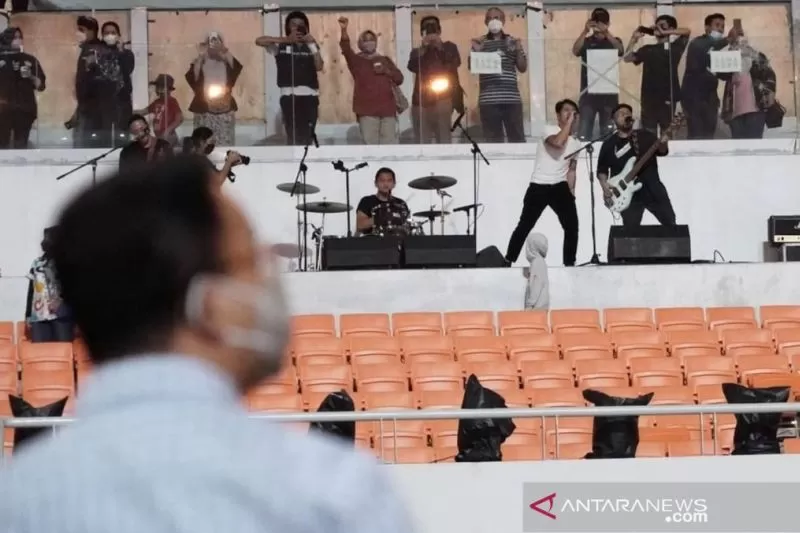 Gubernur DKI Jakarta Anies Baswedan menyaksikan penampilan grup musik Nidji yang mencoba tata suara di Jakarta International Stadium (JIS) yang diunggah di akun Instagram @aniesnaswedan di Jakarta, Senin (17/1/2022)