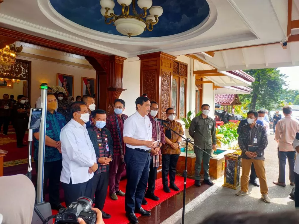 Menteri Koordinator Bidang Kemaritiman dan Investasi Luhut Binsar Panjaitan memberikan keterangan pers di rumah dinas Gubernur Jambi, Rabu (19/1/2022)