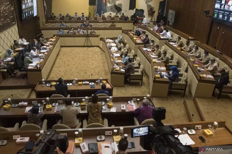 Suasana rapat kerja antara Komisi II DPR, Kemendagri, KPU, dan Bawaslu membahas penyelenggaraan Pemilihan Umum (Pemilu) 2024 di kompleks Parlemen, Jakarta, Senin (24/1/2022)