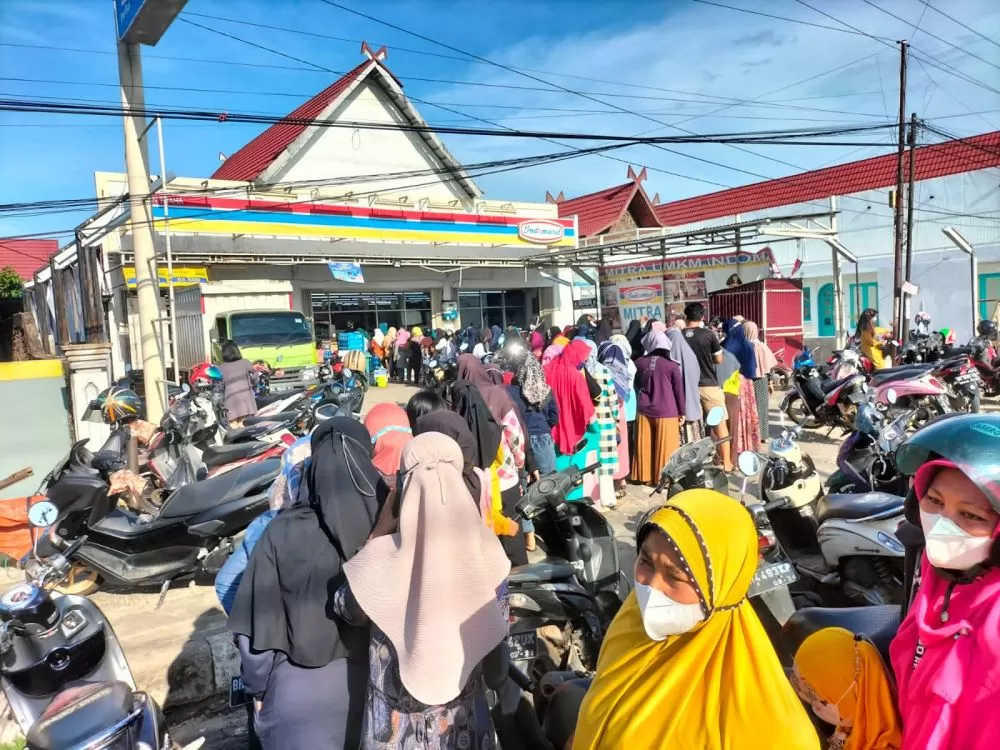 Warga mengantre untuk membeli minyak goreng di salah satu minimarket di Kabupaten Bungo, Senin (7/3)