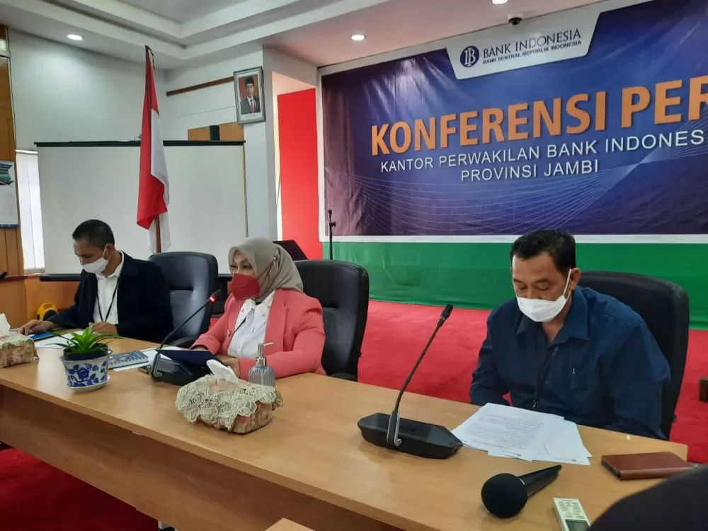 Kepala Kantor Perwakilan Bank Indonesia Provinsi Jambi Suti Masniari Nasution saat memberikan keterangan pers, Senin (4/4)