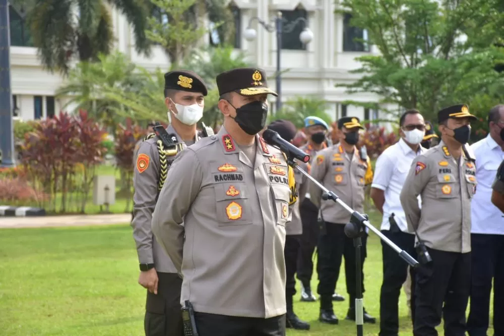 Kapolda Jambi Irjen Pol Albertus Rachmad Wibowo memimpin apel pengamanan aksi unjuk rasa di halaman kantor Gubernur Jambi, Senin (11/4)