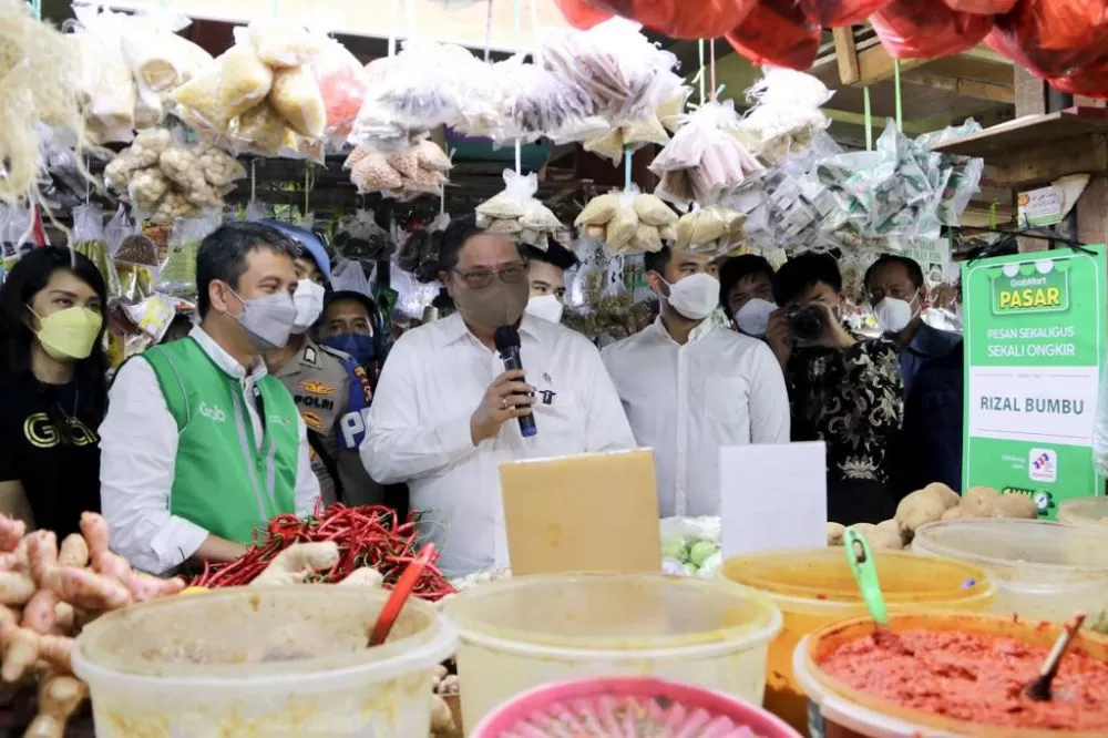 Menteri Koordinator Bidang Perekonomian Airlangga Hartarto berdialog dengan pedagang di salah satu pasar