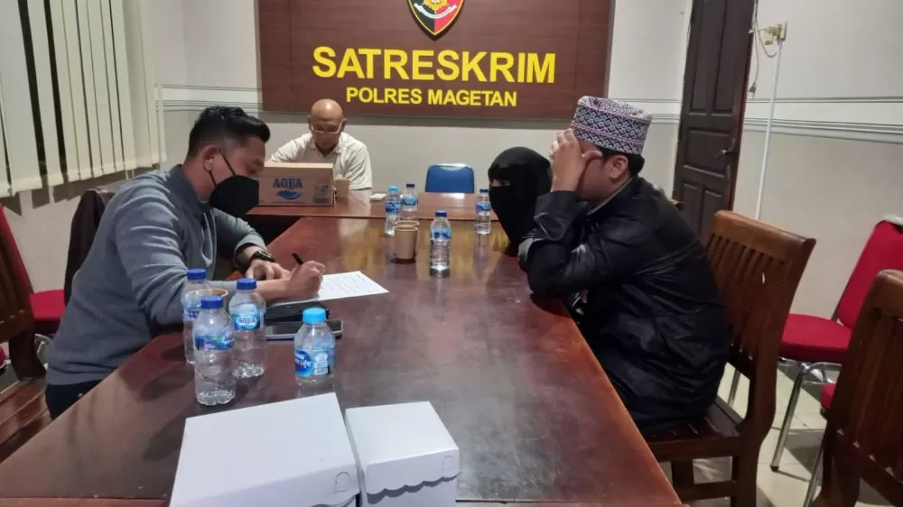 Dua orang yang diduga terlibat pembobolan aplikasi PeduliLindungi tengah menjalani pemeriksaan usai ditangkap anggota Ditreskrimsus Polda Jambi di daerah Magetan, Jawa Timur