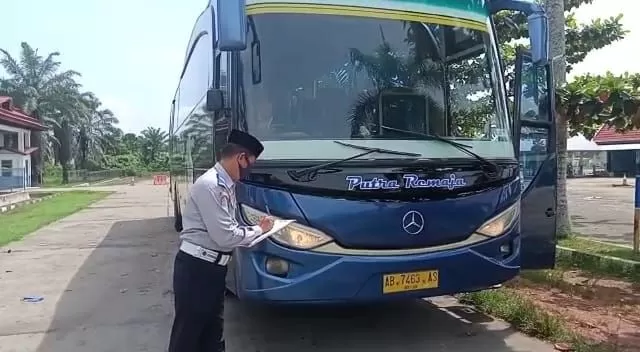 Perugas Dinas Perhubungan Kabupaten Bungo melakukan pemeriksaan terhadap salah satu bus angkutan lebaran yang masuk ke Terminal Tipe A Muarabungo, Senin (25/4)