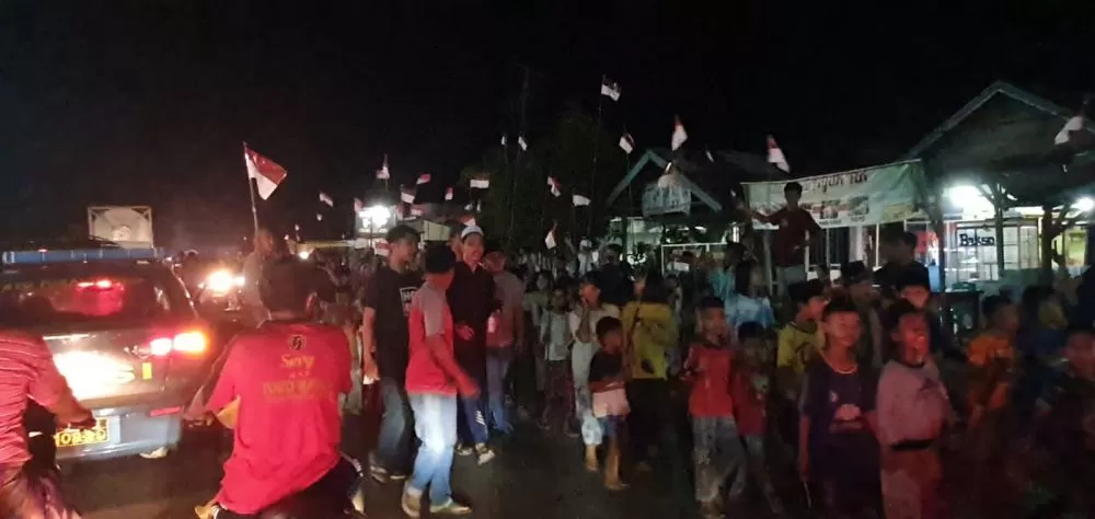 Takbiran keliling menyambut Idul Fitri 1443 Hijriah di Durianlincuk, Kabupaten Batanghari, Minggu (1/5) malam