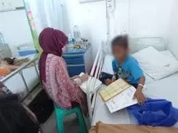 Seorang bocah laki-laki berinisial J (8) menjadi korban penganiayaan oleh ibu tirinya sehingga harus menjalani perawatan di rumah sakit