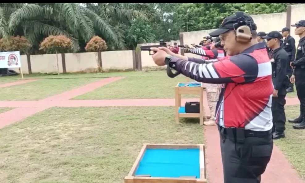 Kapolda Jambi Irjen Pol. Albertus Rachmad WIbowo mengikuti lomba menembak dalam rangka memeriahkan HUT Bhayangkara ke-76 tahun 2022 di lapangan tembak Mako Satbrimob Polda Jambi, Kamis (23/6)
