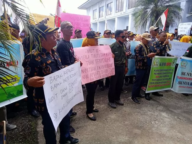Ratusan anggota Badan Pemusyawaratan Desa (BPD) di Kabupaten Sarolangun menggeruduk gedung Dewan Perwakilan Rakyat Daerah (DPRD) setempat menuntut kenaikan gaji.