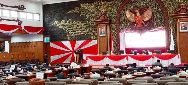 DPRD Provinsi Jambi menggelar paripurna dengan agenda penjelasan pertanggungjawaban pelaksanaan APBD tahun 2021 yang disampaikan Gubernur Jambi Al Haris, Jumat (15/07/2022)