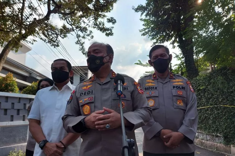 Direktur Tindak Pidana Umum (Dirtipidum) Bareskrim Polri Brigjen Pol. Andi Rian Djajadi (putih) mendampingi Kadiv Humas Polri Irjen Pol. Dedi Prasetyo memberikan keterangan kepada wartawan di TKP Duren Tiga, Jakarta Selatan, Senin (1/7/2022)