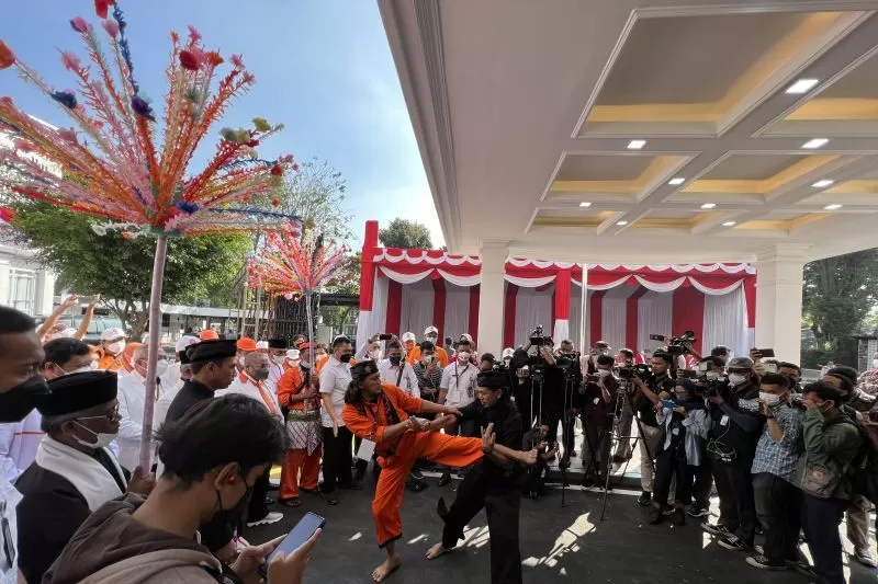 Suasana prosesi Palang Pintu Betawi kedatangan Partai Keadilan Sejahtera di Kantor KPU, Jakarta, Senin (1/8/2022)