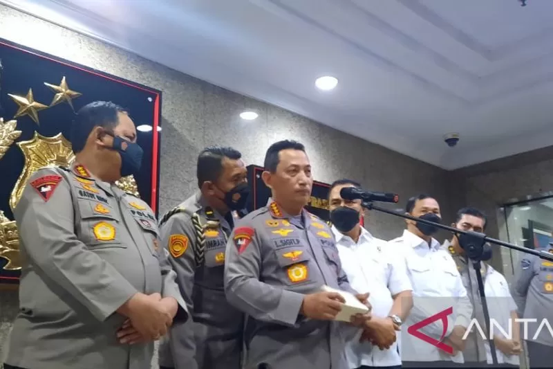 Kapolri Jenderal Pol. Listyo Sigit Prabowo memberikan keterangan pers kepada wartawan di Mabes Polri, Jakarta, Kamis (4/8/2022)