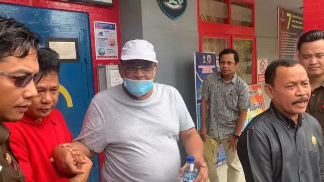 Penahanan tiga orang tersangka kasus dugaan korupsi proyek Jalan Padang Lamo, Kabupaten Tebo, pada Rabu (3/8/2022) kemarin dipindahkan ke Lembaga Pemasyarakatan (Lapas) Kelas IIA Jambi. 