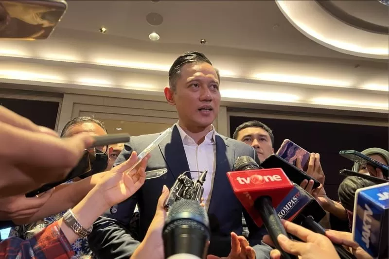 Ketua Umum Partai Demokrat Agus Harimurti Yudhoyono (AHY) memberikan keterangan kepada wartawan dalam acara Temu Tokoh Nasional yang diselenggarakan oleh Forum Pemred pada peringatan Hari Ulang Tahun Ke-10 Forum Pemred di Hotel Raffles, Jakarta, Jumat (5/8/2022)