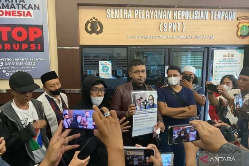 Aliansi Aktivis Indonesia menemui media usai membuat laporan di Polres Metro Jakarta Selatan, Jumat (2/9/2022)