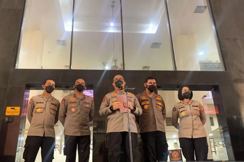 Kepala Divisi Humas Polri Irjen Pol. Dedi Prasetyo (tengah) memberikan keterangan pers terkait sidang etik anggota polisi terlibat obstruction of justice kasus Brigadir J di Mabes Polri, Jakarta, Jumat (2/9/2022)