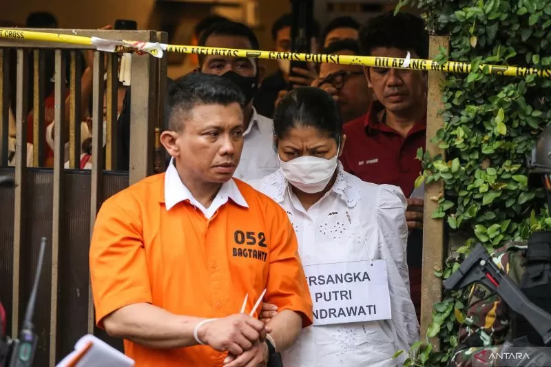 Tersangka Irjen Ferdy Sambo (kiri) bersama Istrinya tersangka Putri Candrawathi (kanan) keluar dari rumah dinasnya yang menjadi TKP pembunuhan Brigadir J di Jalan Duren Tiga Barat, Kompleks Polri Duren Tiga, Jakarta, Selasa (30/8/2022).
