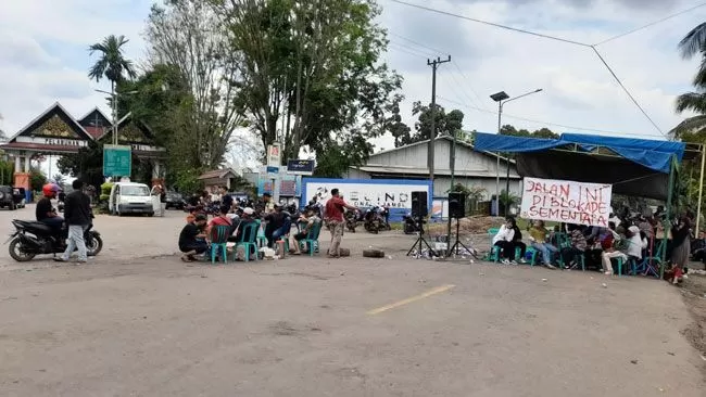 Aksi pemblokiran jalan menuju Pelabuhan Talang Duku, Kabupaten Muarojambi oleh warga Taman Rajo telah memasuki hari kedua.
