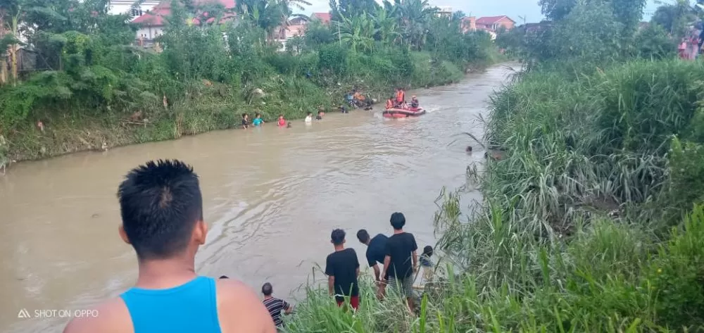 Tim SAR melakukan pencarian terhadap murid SD yang hanyut di Sungai Batang Merao, Desa Koto Lanang, Kecamatan Depati Tujuh, Kabupaten Kerinci, Kamis (15/9/2022) sore.